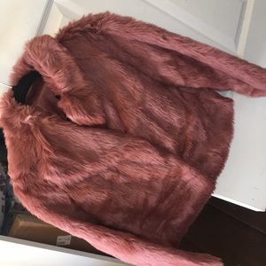 i’m selling a mid body furry coat